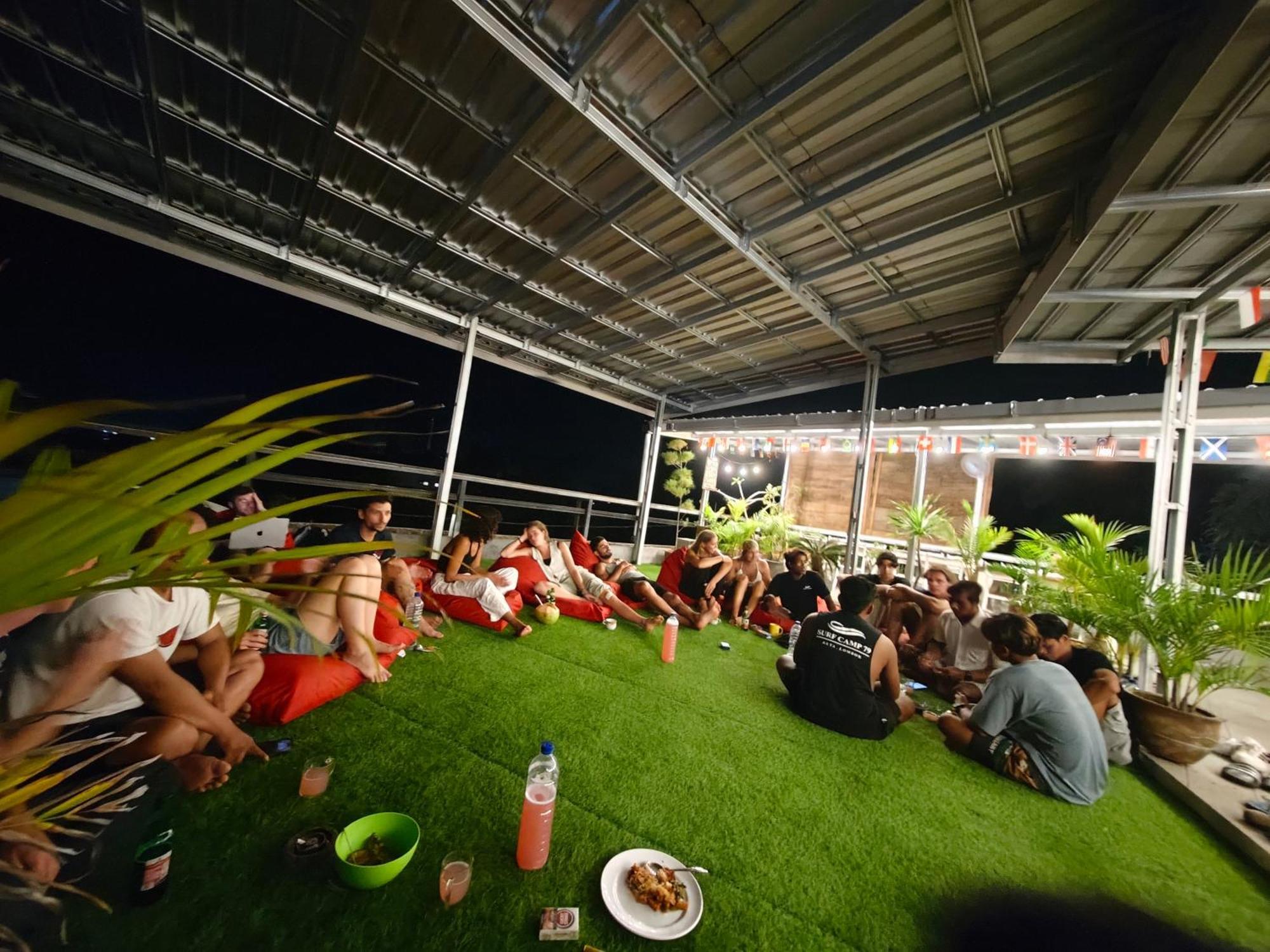 Отель Surf Camp 79 Kuta  Экстерьер фото
