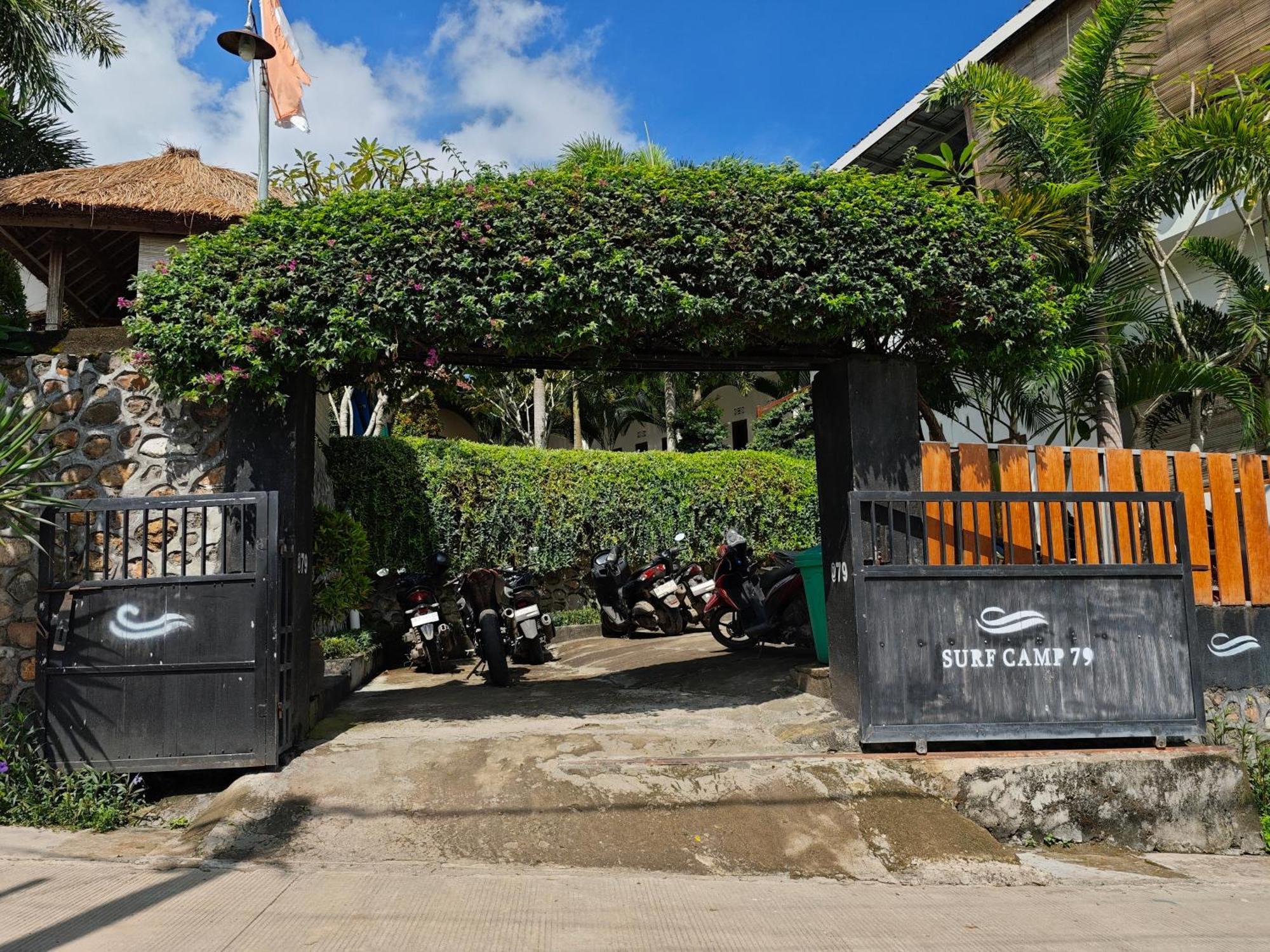 Отель Surf Camp 79 Kuta  Экстерьер фото